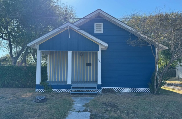 1-2 bedroom cottage in quiet Portland TX with central AC, optional fitness room.