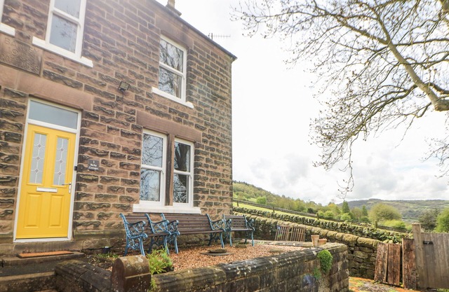 1 BARLEY COTTAGES, pet friendly, character holiday cottage in Matlock
