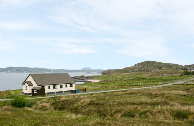 1 BAYVIEW BUNGALOW, character holiday cottage in Poolewe