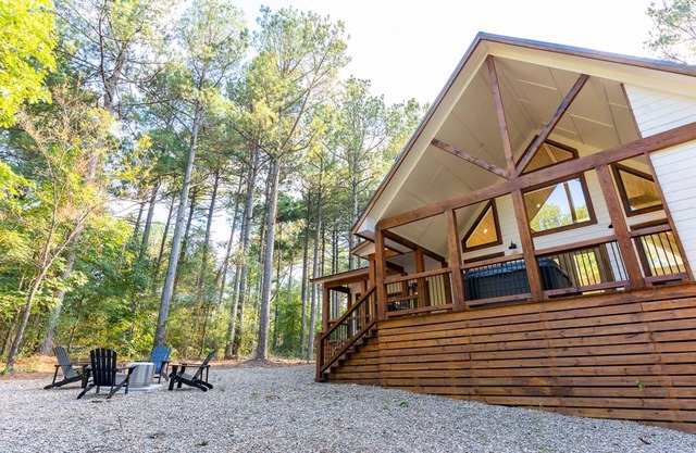 1 bdr peaceful retreat with hot tub and stunning interior!