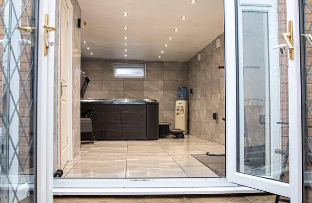 1-bed Apartment With Private hot Tub, Sauna & gym