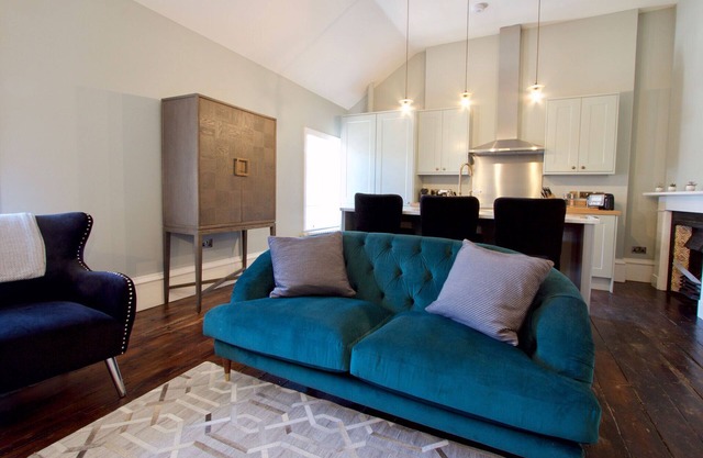 1 Bed Designer Apartment - Ensuite with Shower