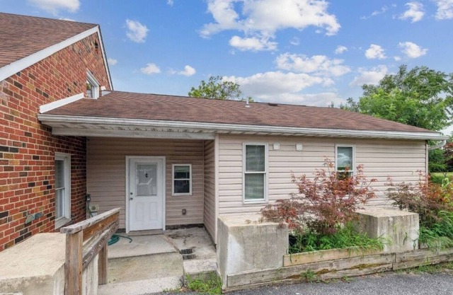 1 bedroom, 1 full bath shower, double vanity, full kitchen, eat in kitchen, deck