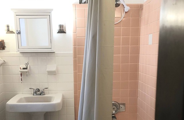 1-bedroom apartment just 10 minutes drive to Santander Arena
