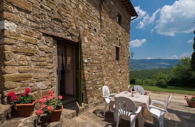 1 bedroom apt. La Stalla with patio, wifi and shared pool in Chianti