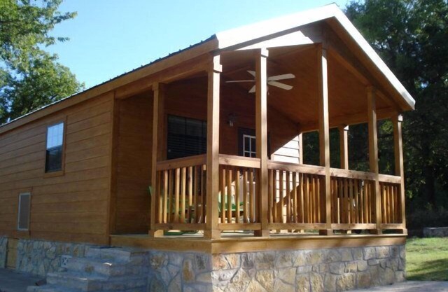 1 bedroom cabin, sleeps four. Pet friendly. Property is on Brazos River.
