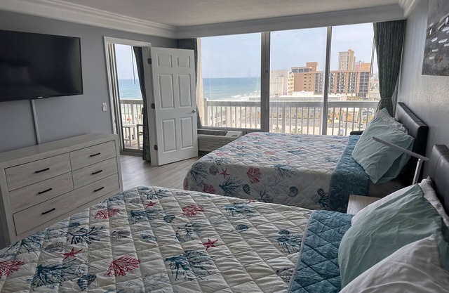 1 bedroom condo, new flooring, 2 king size beds, 2 balconies, 55 in 4K smart tv