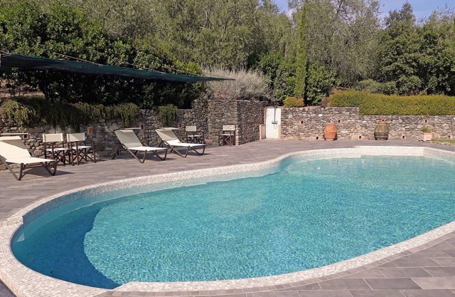 1 bedroom cottage with pool and lovely garden near restaurant