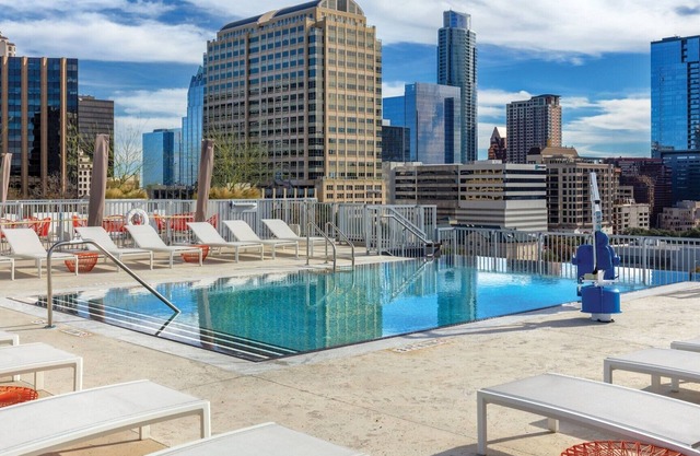 1 Bedroom in the heart of Austin Amazing Rooftop Pool!