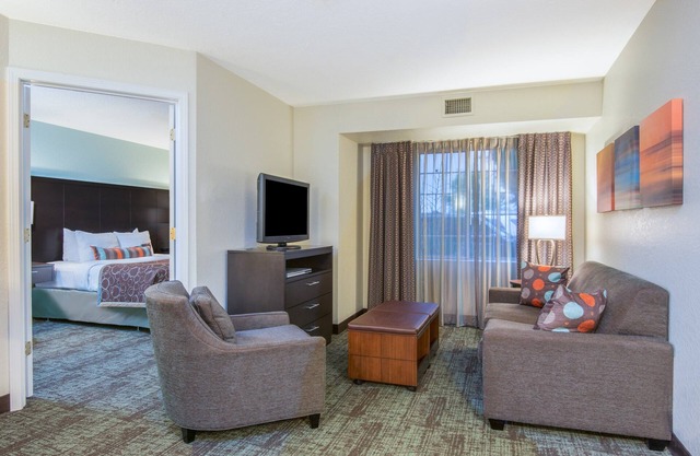 1 Bedroom | Indoor Pool. Free Breakfast.