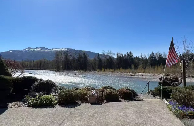 1 Bedroom Retro Riverside Home with view !