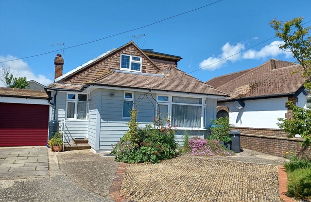 1 Bedroom Studio Flat, close to beach, own entrance and parking.