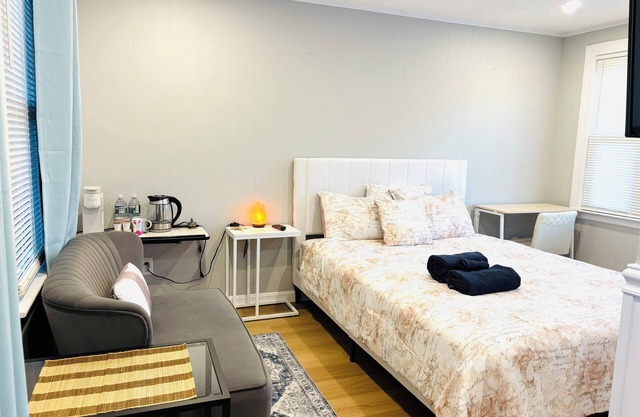 1-bedroom unit with Private Entrance/Laundry/Kitchen/Parking