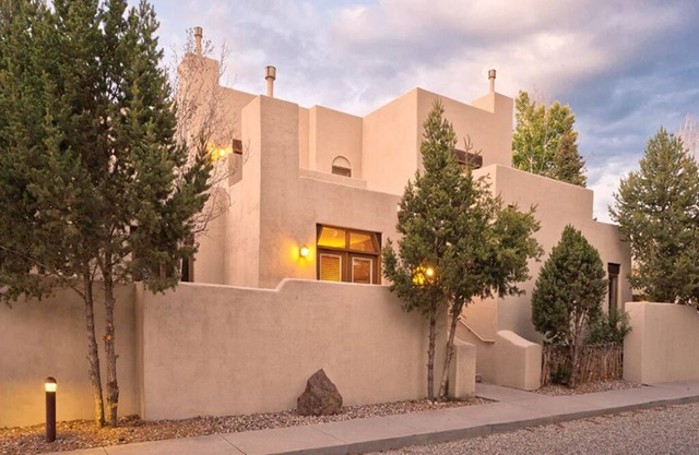 1 Bedroom w/Mini Kitchen in Taos! Fishing, Golf, Skiing, Hiking!