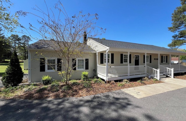1-Bedroom w/private entrance, Patio, & Parking