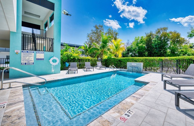1 bedroom walking distance to the beach!