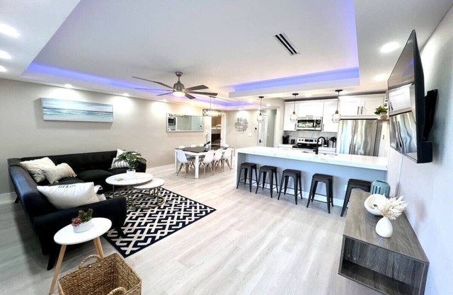 1 Block from the Beach! 2BR/2BA Newly Renovated