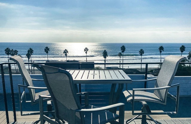 1 Block to Beach, Newly Renovated 2/2 Beach Resort Condo w/private patio & pool