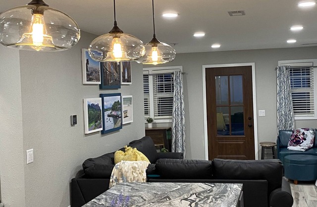 1 block to lake, 2 blocks-Surf Ballroom, & 3 blocks-City Park-Perfect posh stay!