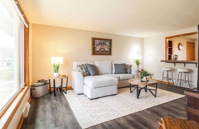 1 Block To Lambeau 3 BR, Sleeps 6 Pet-Friendly