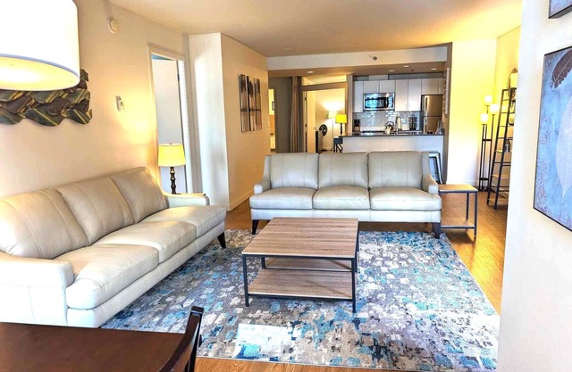 1 Block to Pike Pl Market ~ View Balcony ~ Best Location in Seattle - HUGE unit!