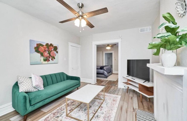 1 Br near forest park, CWE, Grove- 4932 A FL2