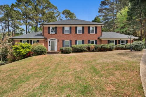 1 BR Suite w Fenced Backyard - Parking!