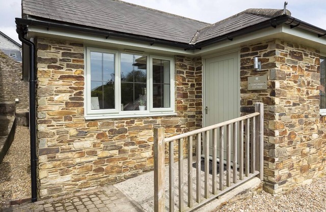 1 COACHMAN'S COTTAGE, HILLFIELD VILLAGE, pet friendly in Dartmouth