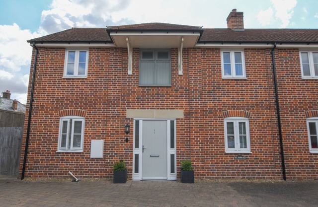 1 COCONUT COTTAGE, LONG MELFORD, pet friendly in Long Melford