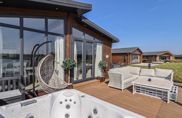 1 DELAMERE POINT, character holiday cottage in Delamere