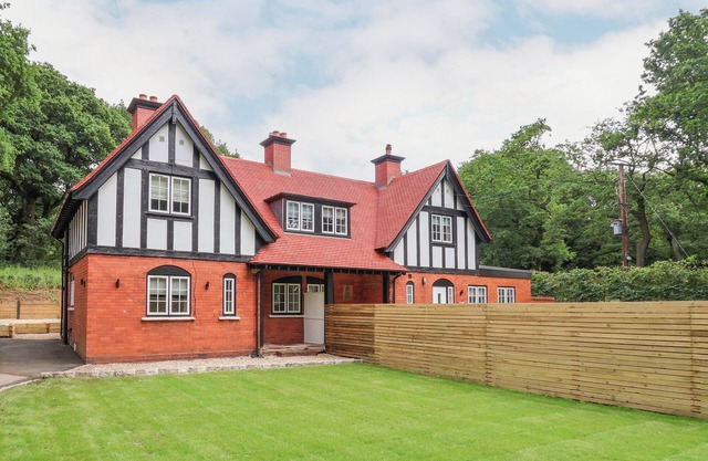 1 GOLF LINKS COTTAGES, pet friendly, with a garden in Norley