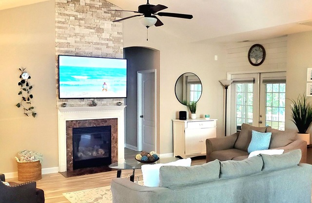 1 King suite 2 queen's bedroom lfamily home great location!