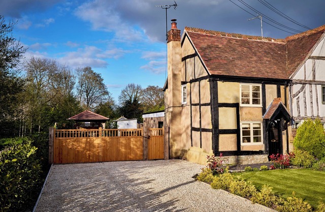 1 KINGSWOOD COTTAGE, pet friendly, with hot tub in Lapworth
