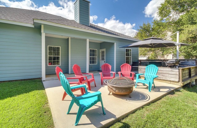 < 1 Mi to Beach - Home w/Deck & Yard in Waveland!