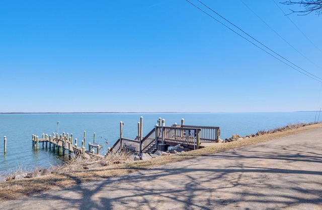 1 Mi to Colonial Beach Boardwalk: Home w/Fire Pit