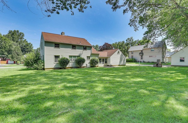 1 Mi to Dtwn Salem: Apt w/Shared Yard!