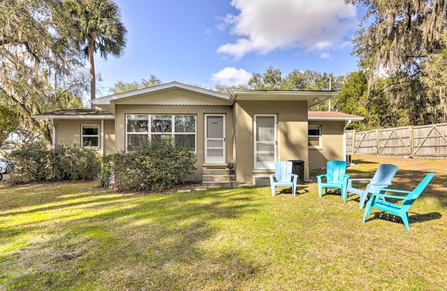 < 1 Mi to Lake Weir: Quiet Summerfield Getaway