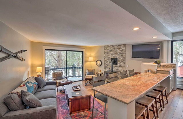 < 1 Mi to Peak 8: Ski Condo in Breck w/Mtn Views