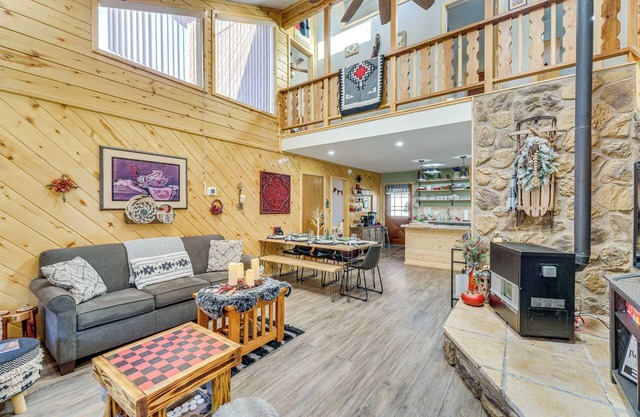 < 1 Mi to Skiing: Family-Friendly Red River Haven