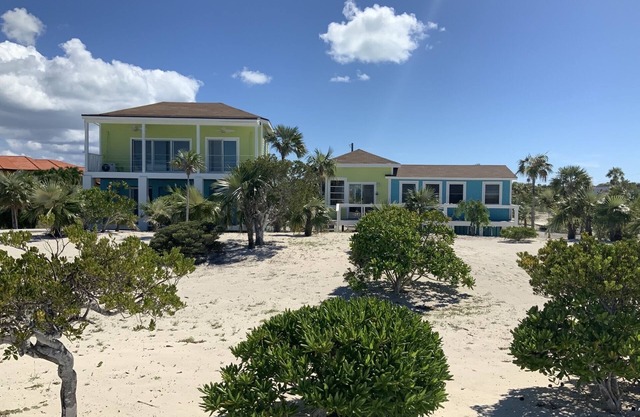 1 MILE FROM SOME OF THE BEST FISHING IN THE BAHAMAS! BEACHFRONT -SLEEPS 8