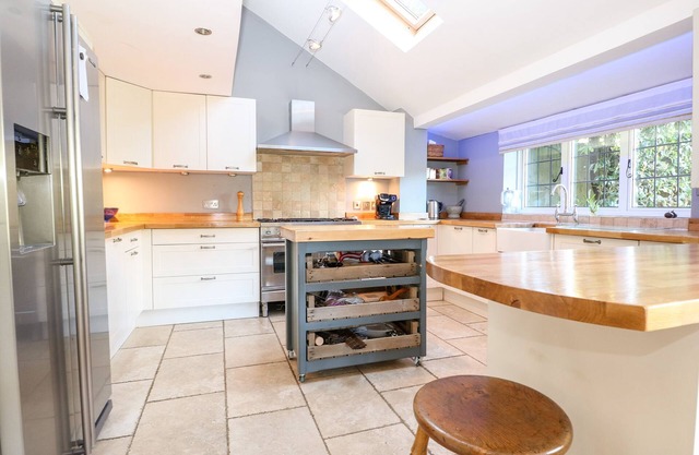 1 NORTHSIDE COTTAGES, pet friendly, with pool in Godalming