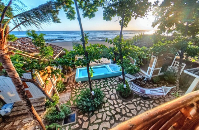 1 of a Kind Romantic Beachhouse w/Pool, AC, Balcony & Amazing Sunsets-Sleeps 12
