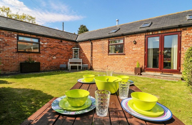 1 PINES FARM COTTAGES, family friendly, with open fire in Tadcaster