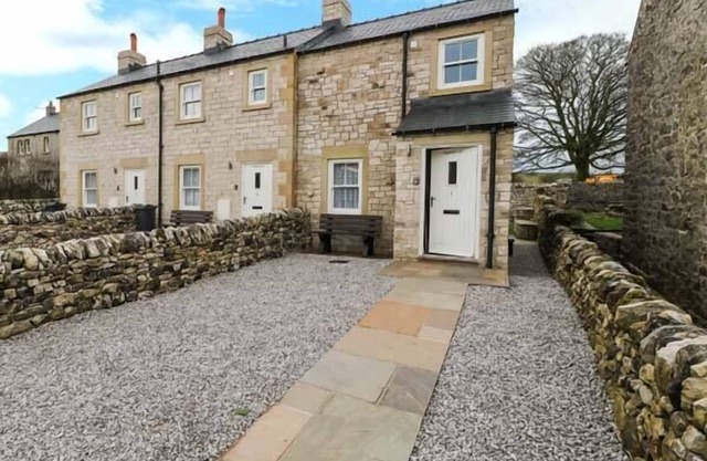 1 PRIMITIVE CROFT, pet friendly, with open fire in Chelmorton