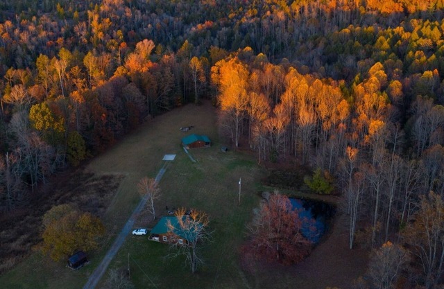 1 room cabin Fern Creek Cabins @ New River Gorge White Water Hiking Hot tub. nnn