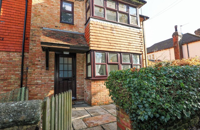 1 STONEWALL COTTAGES, pet friendly, with a garden in Kirdford