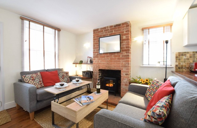 1 TAILORS COTTAGE, WOODBRIDGE, pet friendly in Woodbridge