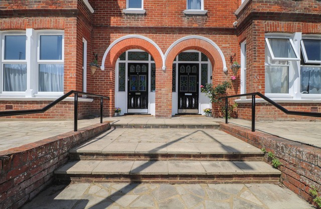 1 THE CHARLESTON, pet friendly, country holiday cottage in Seaford