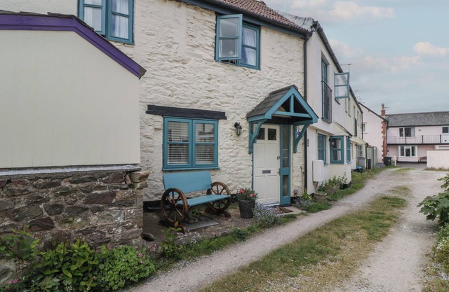 1 THE MEWS, pet friendly in Porlock