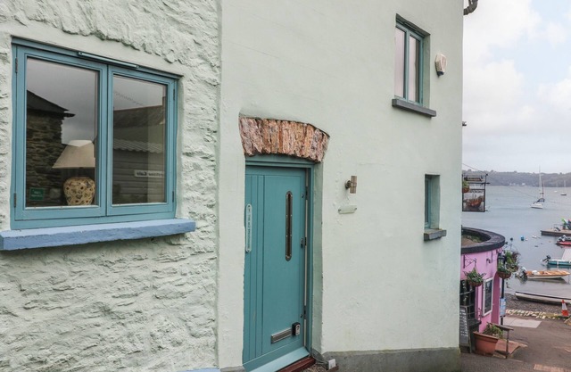 1 THE OLD BREWHOUSE, pet friendly, with a garden in Dartmouth